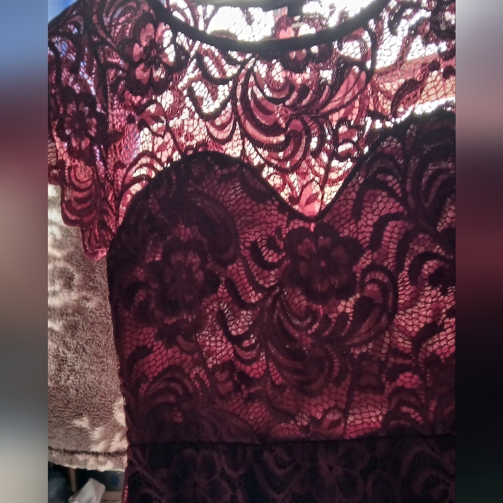 Elegant Burgundy Lace Dress - Picture 5 of 6